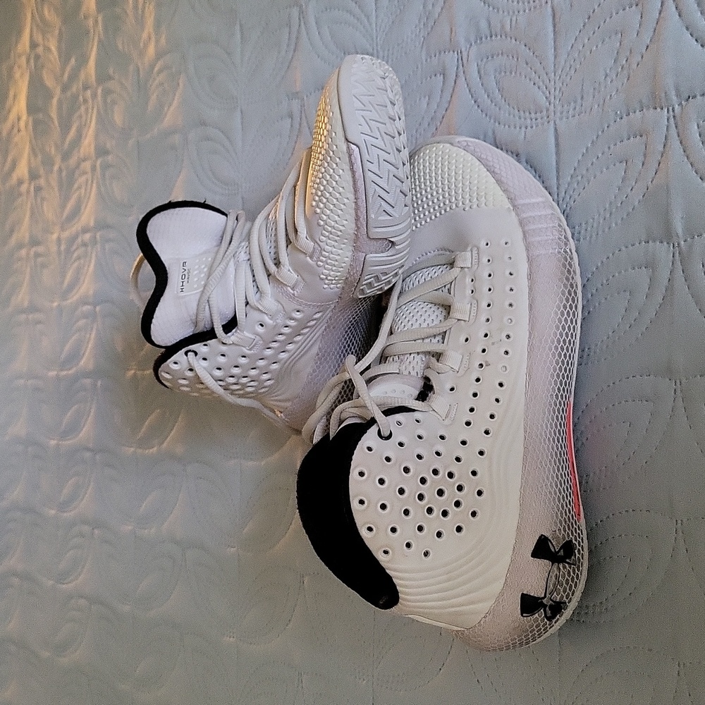 Size 6.5 Under Armour high top tennis shoes